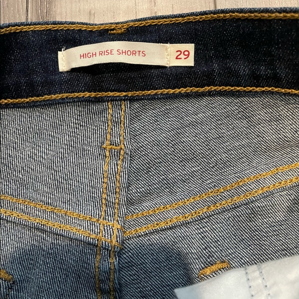 Levi’s High Rise Shorts - Picture 5 of 5
